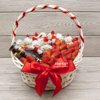Подарочная корзина с ягодами «Сладкая клубничка»